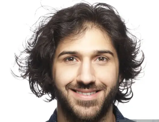 Foto profil wanita dengan rambut panjang dan senyum ramah