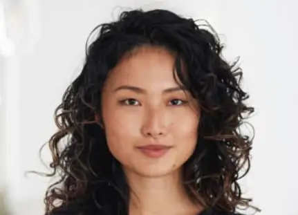 Foto profil wanita muda dengan senyum bahagia