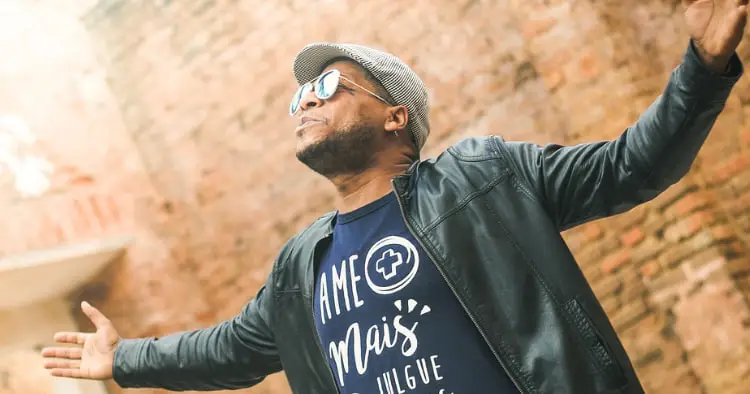 Foto profil pria dengan kacamata dan rambut pendek